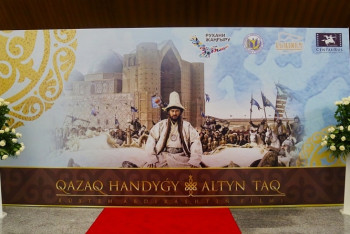 Фотография к новости: Делегаты съезда "Нур Отан" посетили премьерный показ картины "Золотой трон" 