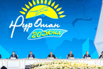 Назарбаев поручил поднять зарплаты низкооплачиваемым работникам на 30%