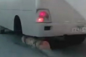 Фотография к новости: В России водитель автобуса заменил колесо бревном и поехал дальше