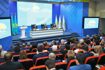 Фотография к новости: Ашимбаев провел заседание политсовета партии "Нур Отан"