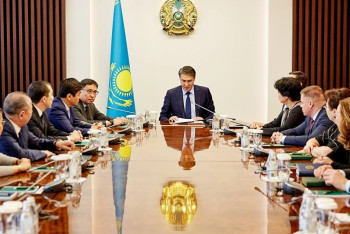 Фотография к новости: Исекешев представил коллективу Нацбанка нового председателя 