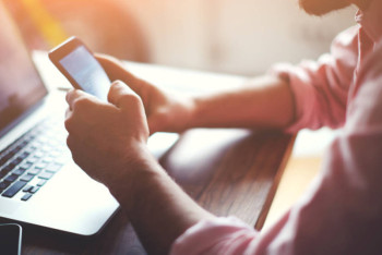 Фотография к новости: Офтальмологи рассказали, как уменьшить воздействие гаджетов на глаза