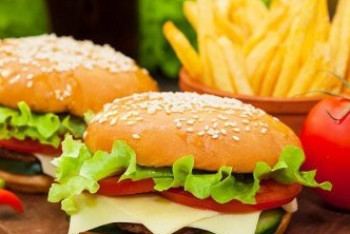 В лондонском метро запретили рекламу фастфуда