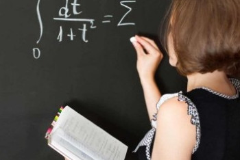 Установить минимальную зарплату учителям в 300 тысяч тенге предлагают в Казахстане