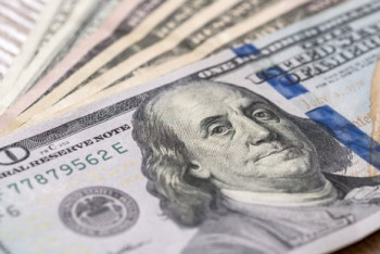 Фотография к новости: Курс доллара на утренних торгах составил 376 тенге