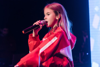 Фотография к новости: Данэлия Тулешова расплакалась, рассказывая о родителях в интервью