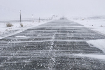 Две дороги закрыты в Казахстане из-за метели 