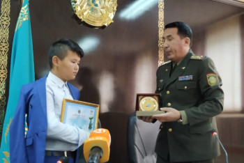 В Шымкенте 13-летний подросток вынес из горящего дома двух малышей