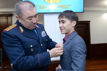 Фотография к новости: Ерлан Тургумбаев пообещал школьнику, спасшему ребенка в Астане, квоту на обучение в Академии МВД