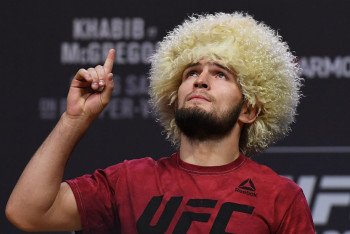 Фотография к новости: Хабиб Нурмагомедов подарил актюбинке Toyota Camry