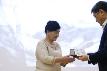 Фотография к новости: Матери Батырхана Шукенова вручили памятную медаль сына