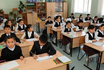 Фотография к новости: В Астане директора школ передают свои кабинеты учителям и ученикам