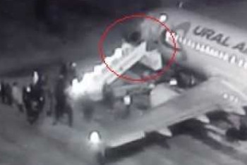 Падение людей с трапа в аэропорту Барнаула попало на видео