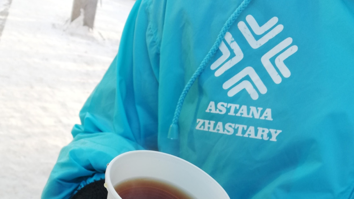 В Астане организовали акцию по бесплатной раздаче чая и баурсаков