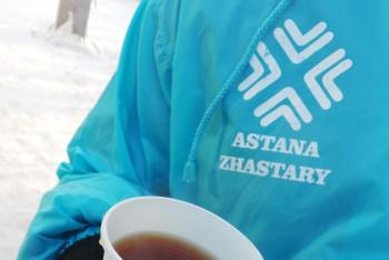 Фотография к новости: В Астане организовали акцию по бесплатной раздаче чая и баурсаков