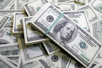 Доллар подешевел почти на 4 тенге 