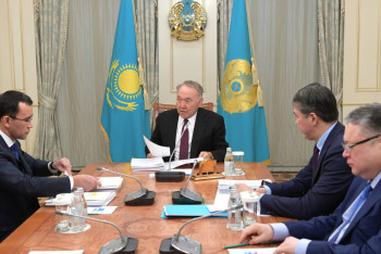 Фотография к новости: Ашимбаев доложил Назарбаеву о ходе подготовки  к проведению XVIII съезда партии