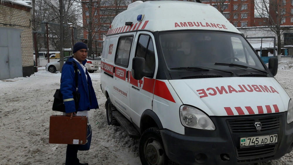 Мужчина выпрыгнул из окна многоэтажки в Уральске