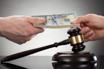 Фотография к новости:  Судью при получении взятки в 10 тысяч долларов задержали в Алматы