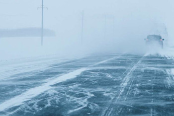 Трассу в ВКО до границы с Россией закрыли из-за метели