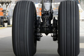 Фотография к новости: При посадке в аэропорту Алматы у самолёта задымилось шасси
