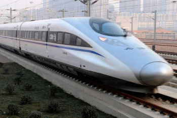 Фотография к новости: Шесть человек погибли при сходе с рельсов скоростного поезда в Индии