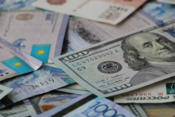 Фотография к новости: KASE: Курс доллара составил 379 тенге