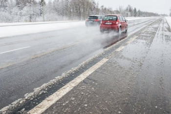 Фотография к новости: В Алматы организована круглосуточная работа коммунальных служб из-за гололёда