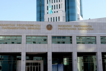 Мажилисмены обеспокоены снижением прививочного возраста казахстанских малышей