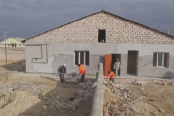 Фотография к новости: В Мангистау бывших осуждённых привлекают к строительству домов 