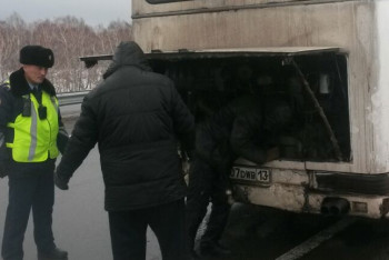 Полицейские спасли замерзающих на трассе в СКО иностранцев 