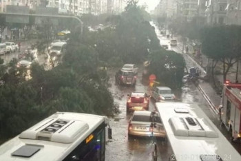 Фотография к новости: Смерч перевернул автобус с пассажирами в аэропорту Антальи