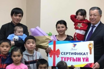 Аким подарил квартиру многодетной матери в Туркестанской области