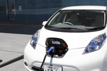 Экологи просят МВД разрешить ездить электромобилям на спецполосах для автобусов 