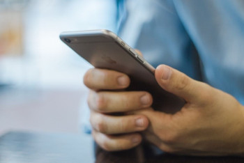 Какие телефоны наиболее опасны для человека, рассказали в Минздраве 