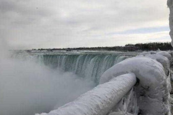 Фотография к новости: В США Ниагарский водопад покрылся льдом из-за морозов 