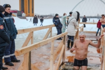 Порядка 200 тысяч казахстанцев искупались на Крещение