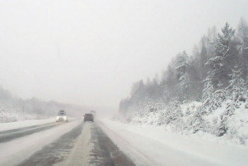 Фотография к новости: В ВКО автомобилистам вновь рекомендуют отказаться от длительных поездок 