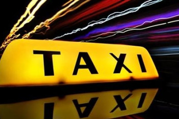 В Актау таксист вернул 300 тысяч тенге забывчивой пассажирке