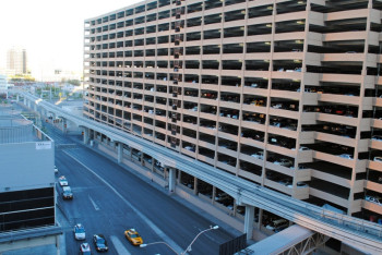 Фотография к новости: Падение внедорожника с третьего этажа парковки в Подмосковье попало на видео