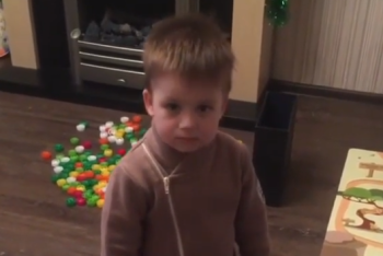 Фотография к новости: "Замирающий" от песен Димаша малыш поразил своего кумира