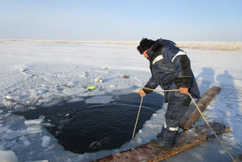 Фотография к новости: Машина провалилась под лёд в Бухтарминском водохранилище: погиб ребёнок