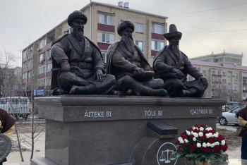 Фотография к новости: Бронзовый памятник трем знаменитым биям открыли в Атырау