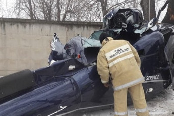 Названы возможные версии падения вертолета в Алматы 