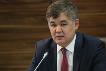 Биртанов поручил штрафовать поликлиники за переработку врачей 