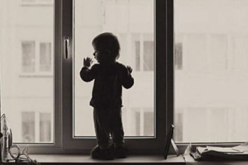 Фотография к новости: Три ребенка за день выпали из окон многоэтажек в Казахстане