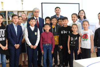 Токаев встретился с учениками школы в Нур-Султане