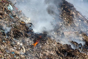 Фотография к новости: 90 человек продолжают тушить пожар на полигоне под Алматы