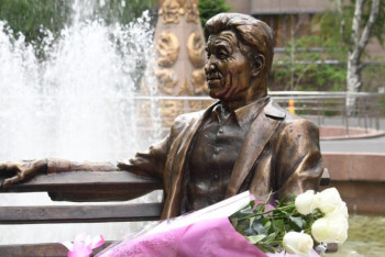 Памятник кинорежиссеру Шакену Айманову установили в Алматы