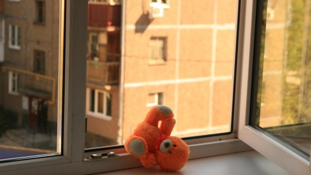 Двухлетняя девочка впала в кому после падания из окна детсада в Талдыкоргане 